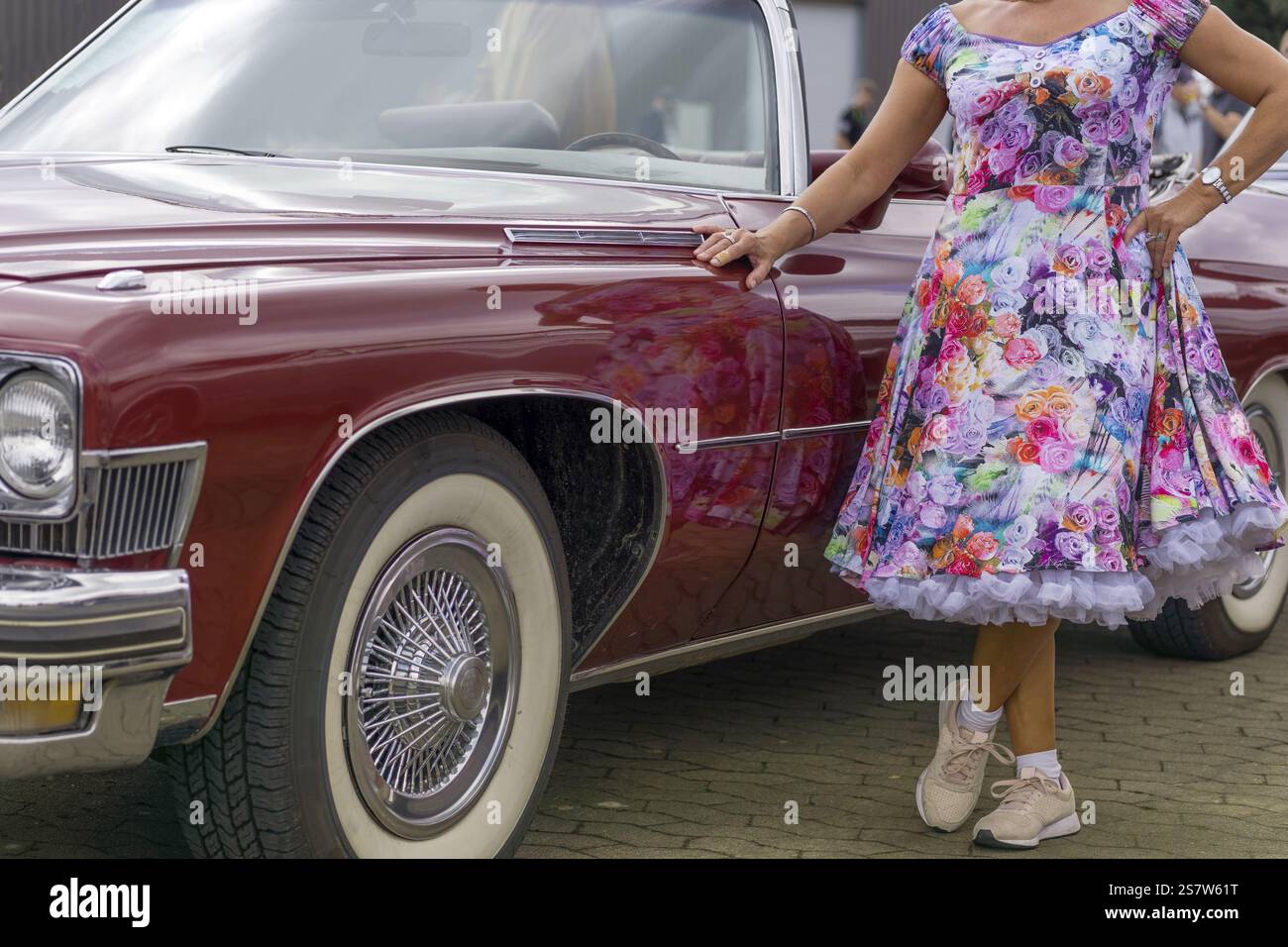 Vintage-amerikanischer Roadcruiser Buick mit Frau und Unterrock Stockfoto