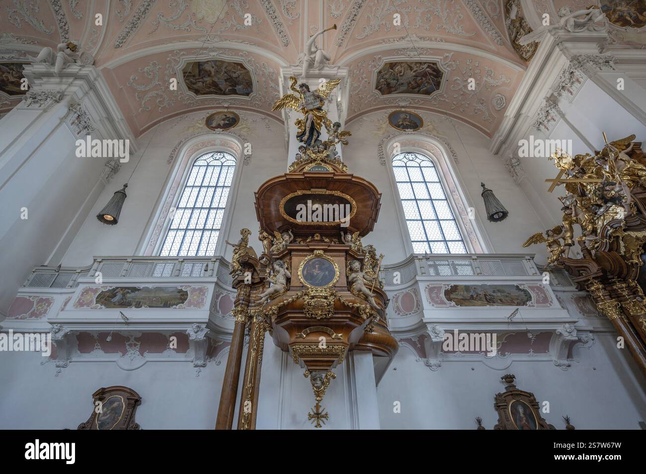 Kanzel der Kirche der Schutzengel, im 17. Jahrhundert erbaut und nach ihrer Zerstörung 1717 im Barockstil wiederaufgebaut, Eichstaett, Oberer B Stockfoto