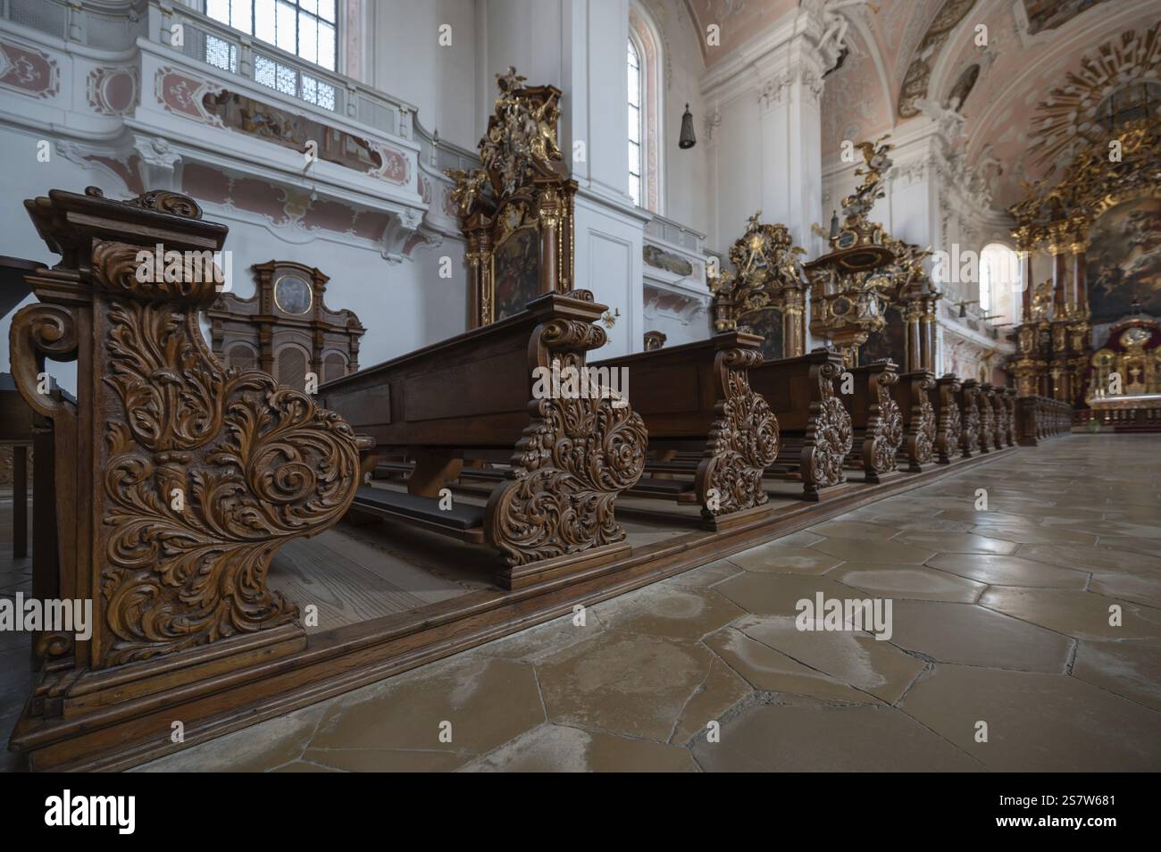 Geschnitzte Backen der Bänke der Schutzengelkirche, im 17. Jahrhundert erbaut und nach ihrer Zerstörung 1720 im Barockstil wiederaufgebaut, Eichstaett, Stockfoto