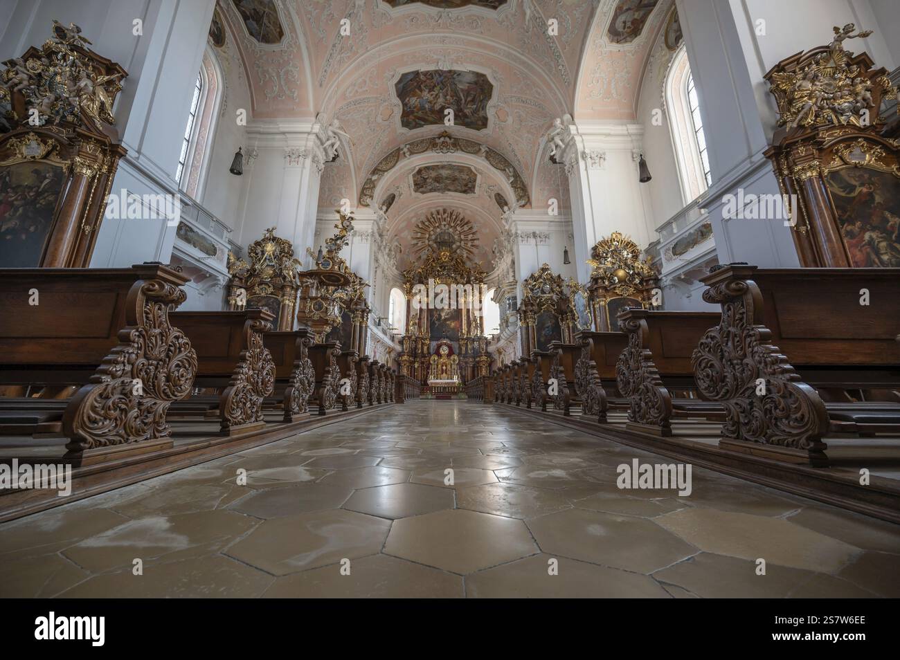 Bänke und Hochaltar der Kirche der Schutzengel, erbaut im 17. Jahrhundert und nach ihrer Zerstörung im Jahre 1717 im Barockstil wiederaufgebaut, Eichst Stockfoto