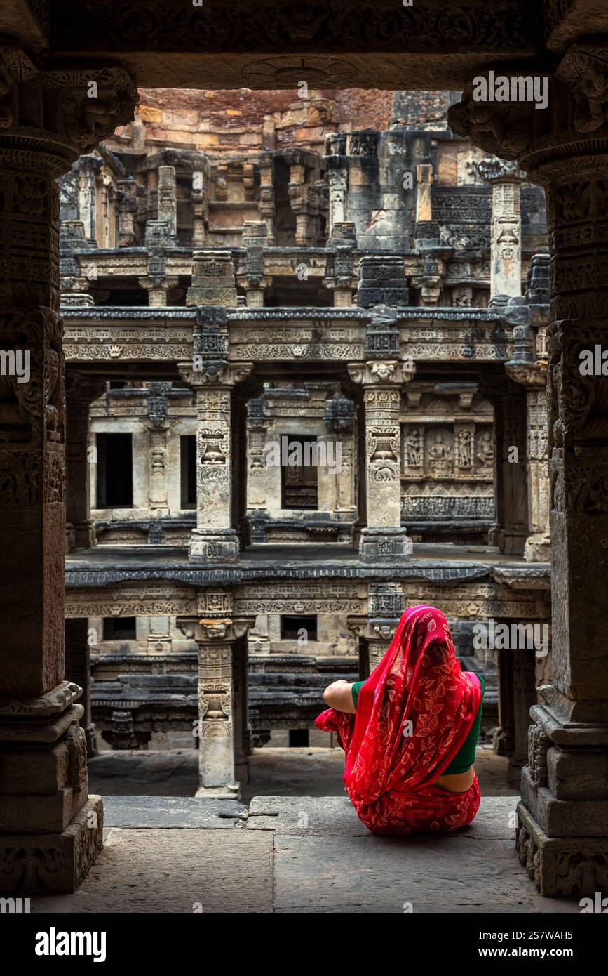 Frau im Sari, die Rani Ki Vav Stepwell, Gujarat, Indien ansieht Stockfoto Frau im Sari, die Rani Ki Vav Stepwell, Gujarat, Indien ansieht Stockfoto