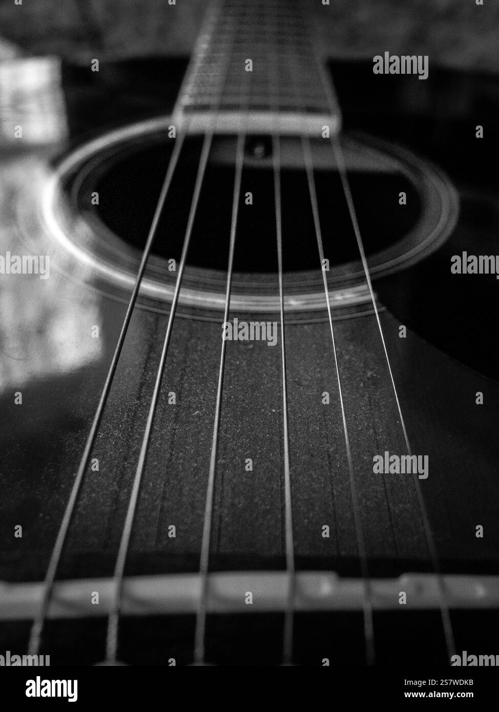 Gitarre spielt Kunst, Künstler macht Musik akustisch Stockfoto