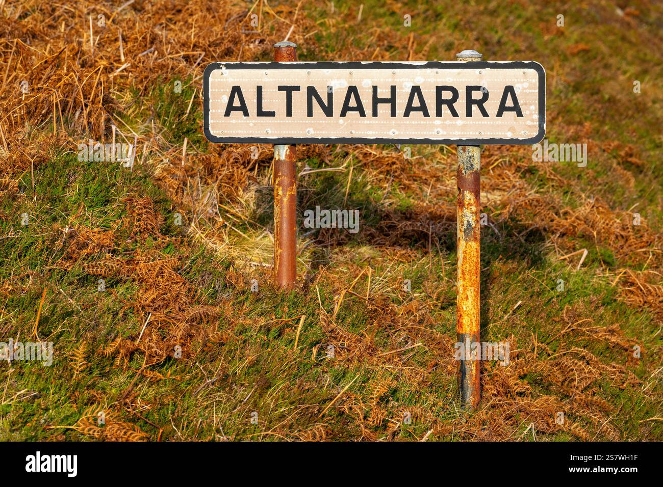 Ein verwittertes Schild, das auf die Siedlung Altnaharra in Sutherland im Nordwesten Schottlands hinweist. Stockfoto