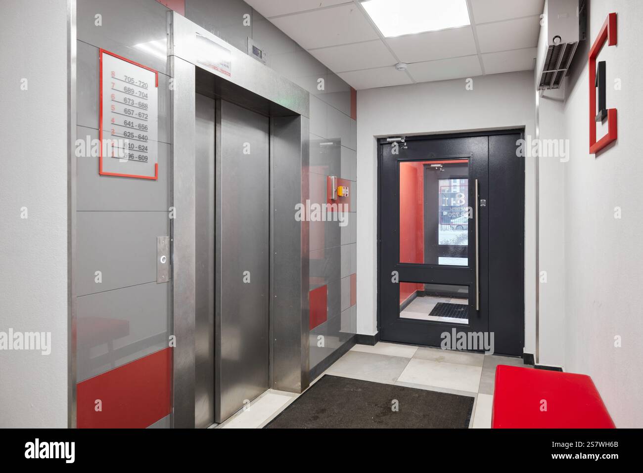 Eine moderne Aufzug Lobby mit stilvollem Design und verbesserter Funktionalität Stockfoto