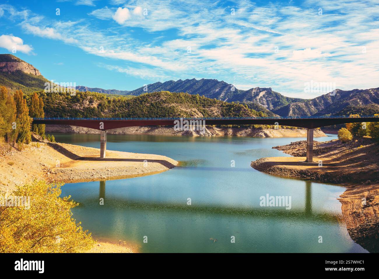 Berglandschaft. Straßenbrücke über den Gebirgsfluss. Brücke von Saint Ermengol. Oliana Reservoir, Lleida, Spanien Stockfoto