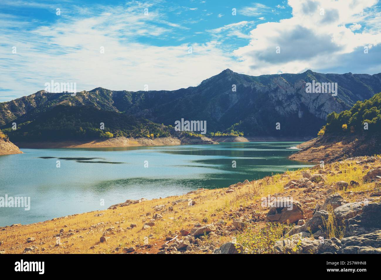 Bergsee an einem sonnigen Herbsttag. Oliana Reservoir, Lleida, Spanien Stockfoto