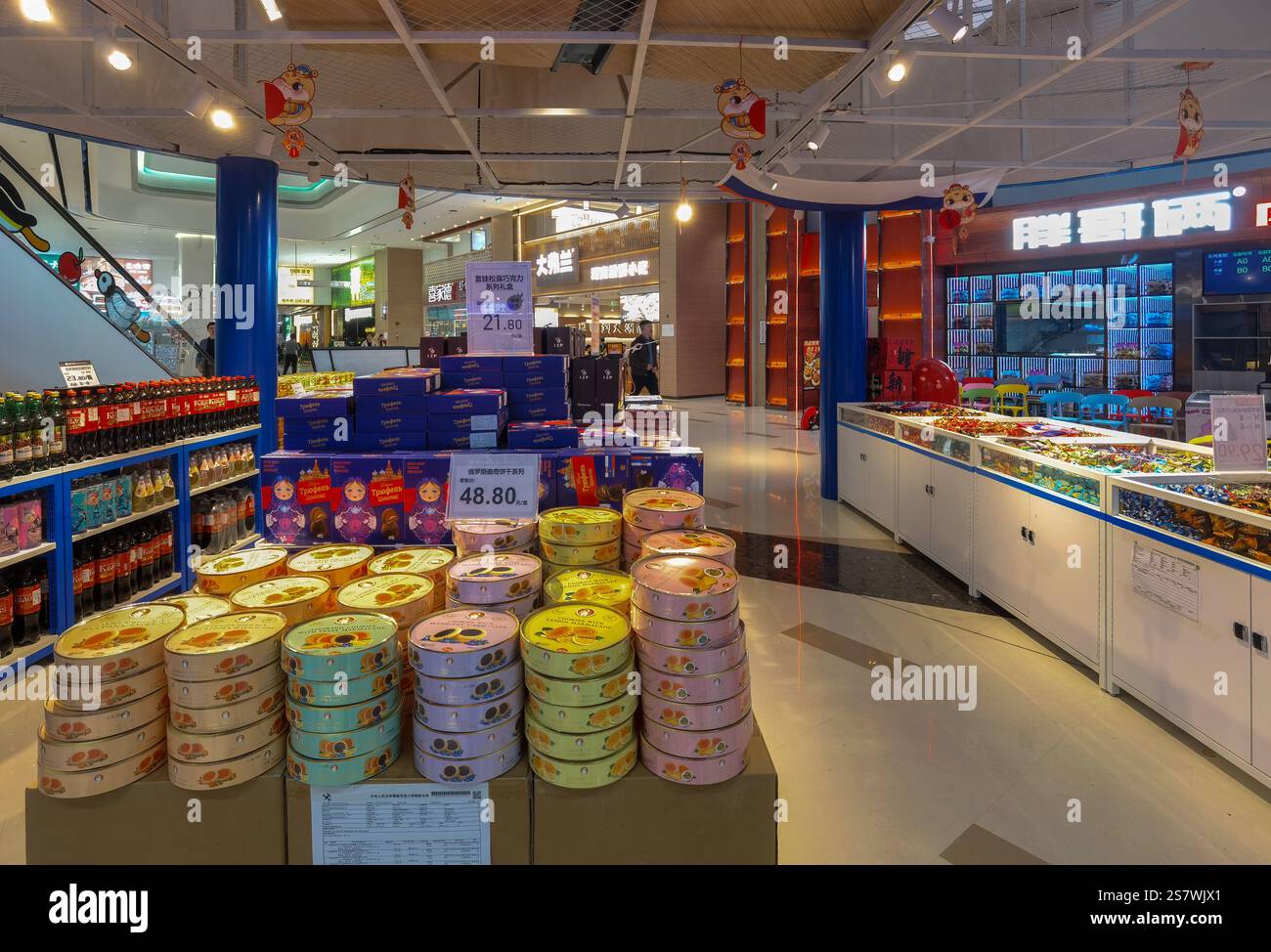 Shenzhen, China - 20. Januar 2025 : Ein hell beleuchteter russischer Supermarktgang zeigt eine Reihe von bunten Dosen, die wahrscheinlich Süßigkeiten oder Kekse enthalten Stockfoto