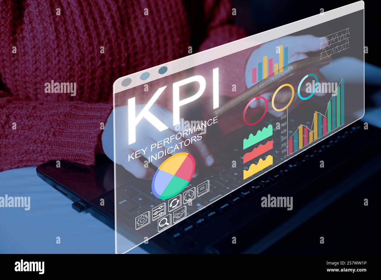 KPI, Key Performance Indicator Geschäftsanalyse, Zielfeststellungskonzept, BusinessWomen notiert wichtige Themen KPI und zeigt KPI-Dashboard auf virtuellem scr Stockfoto