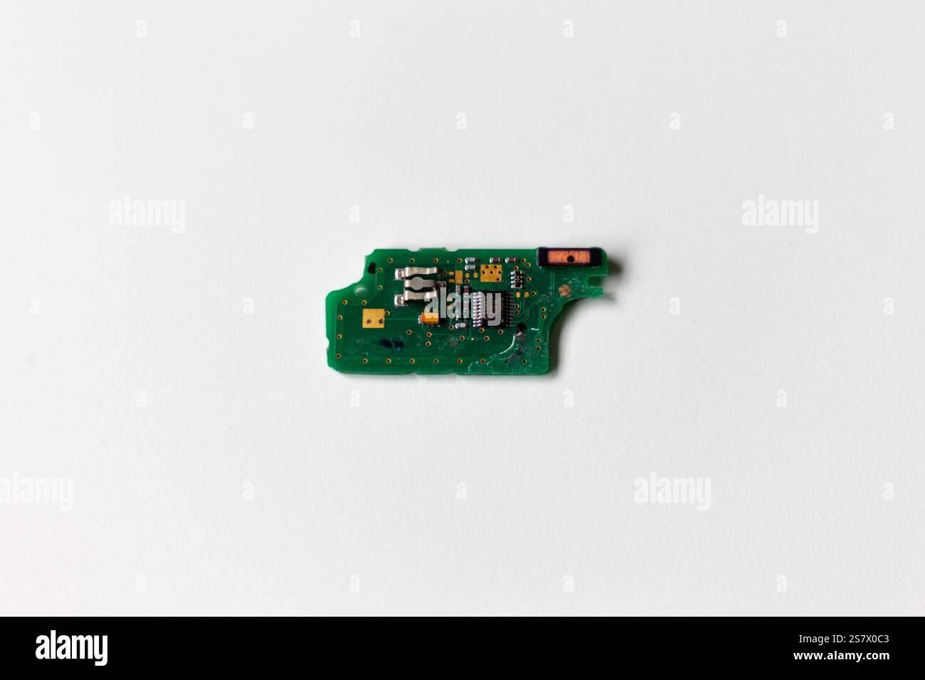 Nahaufnahme eines Mikrochips auf weißem Hintergrund mit komplexen Schaltungsdetails und elektronischen Komponenten in hoher Auflösung. Stockfoto