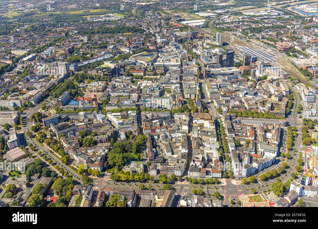 Luftaufnahme, Blick ins Stadtzentrum mit Wallringstraßen, Hauptbahnhof und RWE Tower, Stadt, Dortmund, Ruhrgebiet, Nordrhein-Westfalen, Deutschland Stockfoto