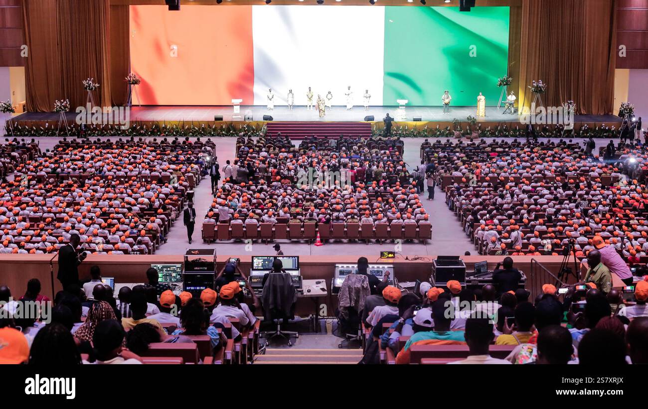Abidjan. Januar 2025. Dieses am 17. Januar 2025 aufgenommene Foto zeigt die Eröffnungszeremonie der ersten Ausgabe des Nationalfeiertags der Baumwollproduzenten und Cashew-Produzenten von Cote d'Ivoire, Abidjan, Cote d'Ivoire. Ziel der Veranstaltung war es, die Leistungen der nationalen Baumwolle- und Cashewerzeuger anzuerkennen und den Wert dieser beiden wichtigen Agrarsektoren für die Wirtschaft der Elfenbeinküste zu erhöhen. Quelle: Laurent Idibouo/Xinhua/Alamy Live News Stockfoto