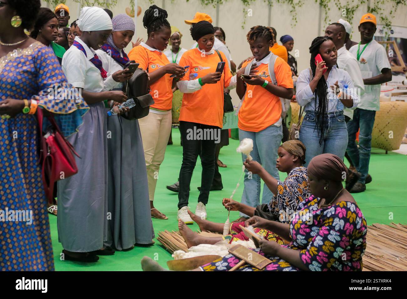 Abidjan, Elfenbeinküste. Januar 2025. Besucher beobachten den Prozess der Baumwollproduktion während der ersten Ausgabe des National Cotton and Cashew Producers' Day von Cote d'Ivoire, Abidjan, Cote d'Ivoire, 17. Januar 2025. Ziel der Veranstaltung war es, die Leistungen der nationalen Baumwolle- und Cashewerzeuger anzuerkennen und den Wert dieser beiden wichtigen Agrarsektoren für die Wirtschaft der Elfenbeinküste zu erhöhen. Quelle: Laurent Idibouo/Xinhua/Alamy Live News Stockfoto