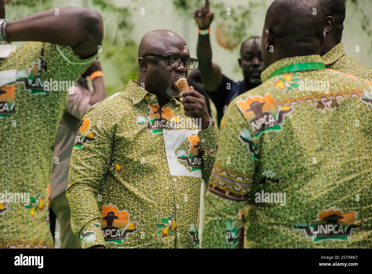 Abidjan, Elfenbeinküste. Januar 2025. Ein Besucher genießt ein Eis mit Cashew-Apfel-Geschmack während der ersten Ausgabe des National Cotton and Cashew Producers' Day von Cote d'Ivoire, Abidjan, Cote d'Ivoire, 17. Januar 2025. Ziel der Veranstaltung war es, die Leistungen der nationalen Baumwolle- und Cashewerzeuger anzuerkennen und den Wert dieser beiden wichtigen Agrarsektoren für die Wirtschaft der Elfenbeinküste zu erhöhen. Quelle: Laurent Idibouo/Xinhua/Alamy Live News Stockfoto