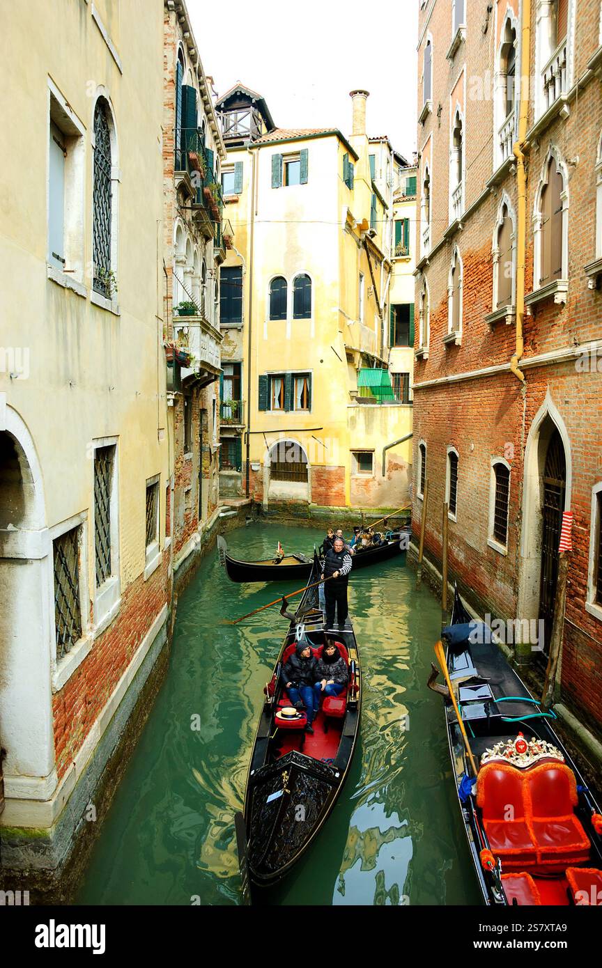 VENEDIG, ITALIEN - 14. FEBRUAR 2015: Viel Gondelverkehr an engen Kanälen am Valentinstag während des Karnevals. Stockfoto