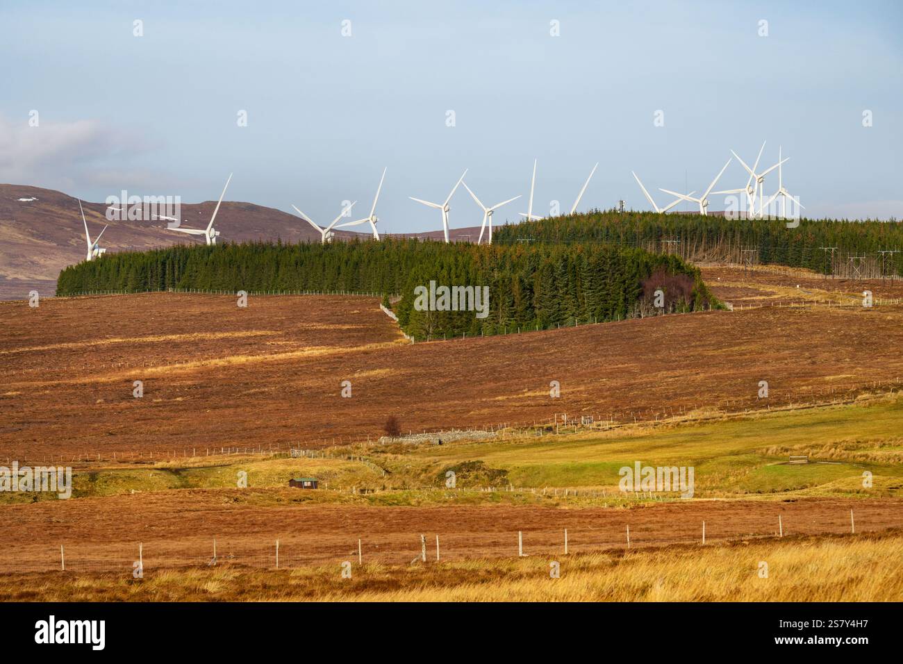 Ein Bild des Windparks Creag Riabhach im Nordwesten Schottlands in der Nähe der Siedlung Altnaharra, Sutherland. Stockfoto