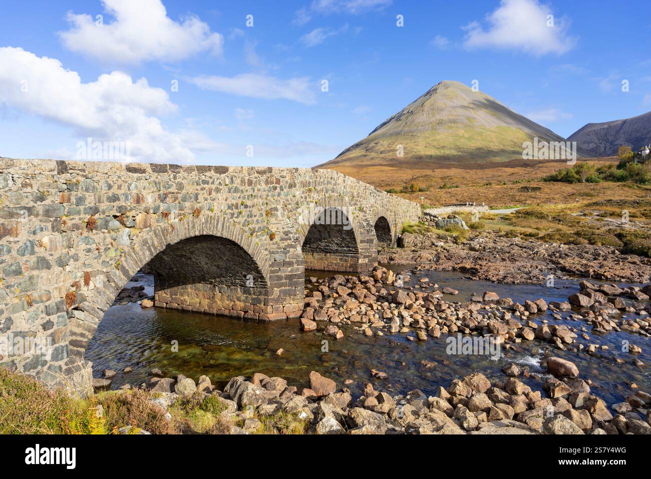 Sligachan Skye - Sligachan alte Brücke über den Fluss Sligachan in Glen Sligachan auf der Isle of Skye Highlands und Inseln Schottland Großbritannien GB Europa Stockfoto