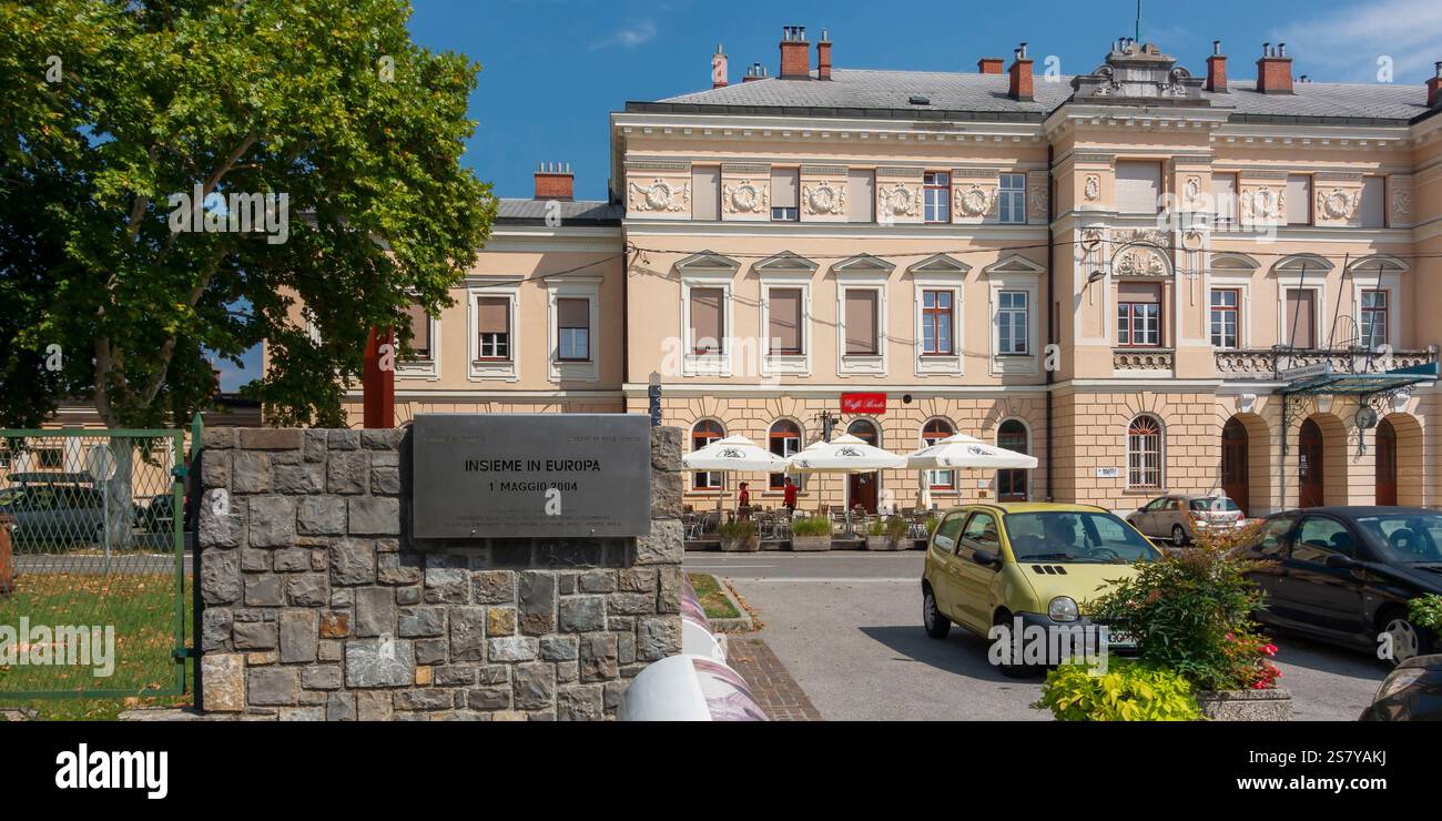 Transalpina Bahnhof, Nova Gorica, Slowenien, EU. An der Grenze zwischen Slowenien und Italien. Tafel mit geschrieben: Zusammen in Europa 1 Mai 2004 Stockfoto