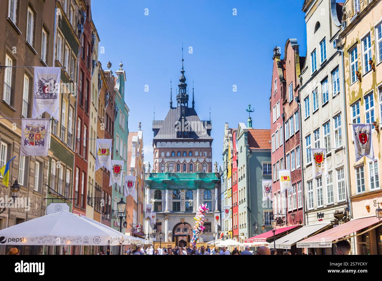 Die historische Dluga-Straße führt zum goldenen Torturm in Danzig, Polen Stockfoto