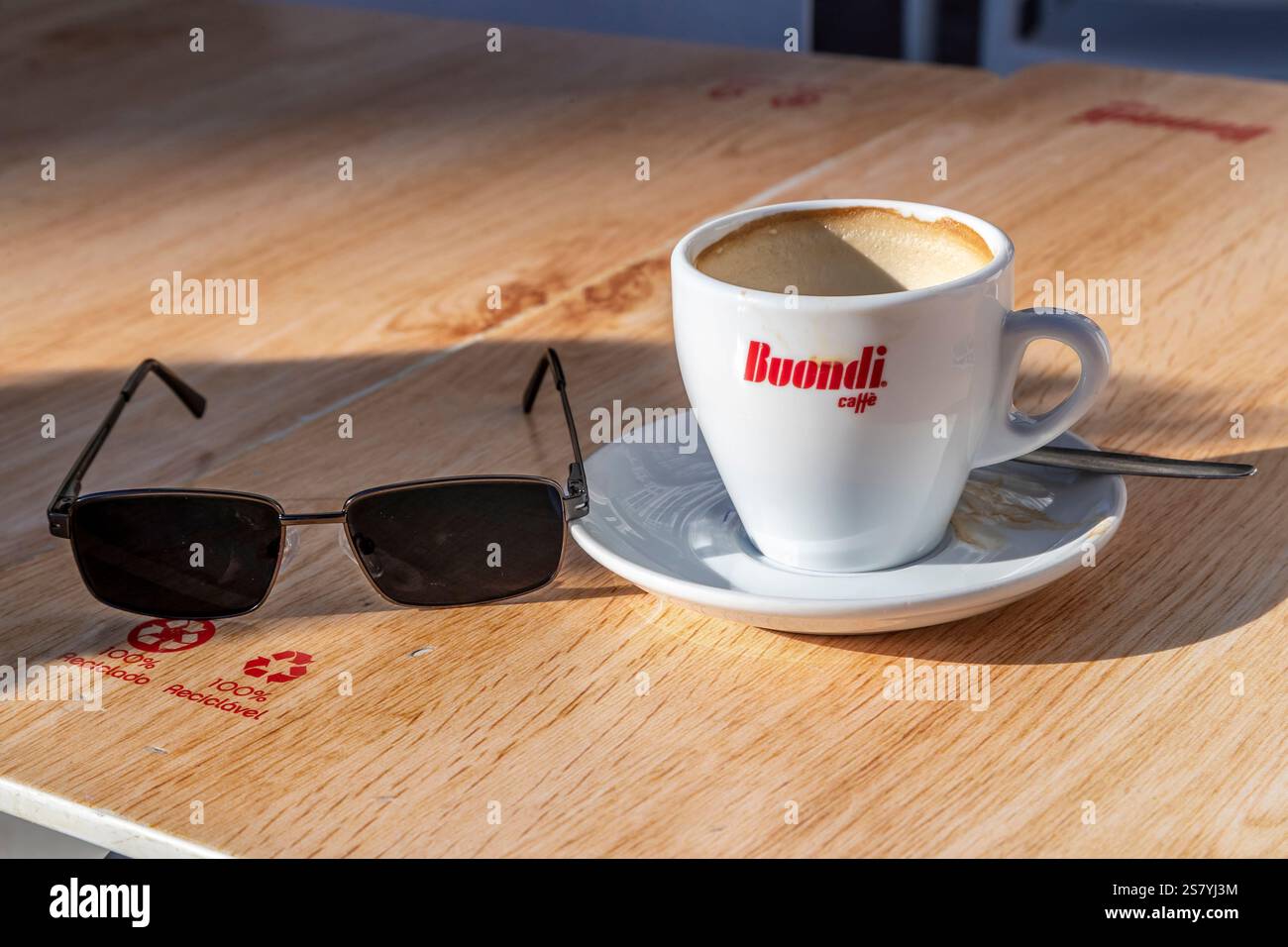 Leere Kaffeetasse im Flor de São Bento, Porto (Portugal) Stockfoto