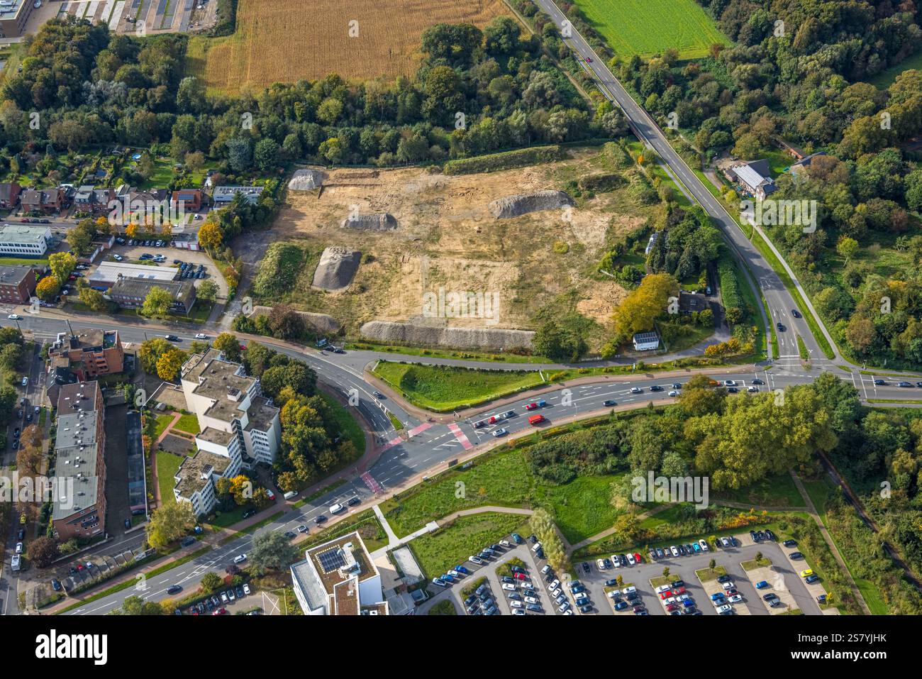 Luftaufnahme, Baustelle am Fündrich Ecke Rheurdter Straße, Straßenkreuzung mit roter Radwegmarkierung, Hochhauswohngut RH Stockfoto