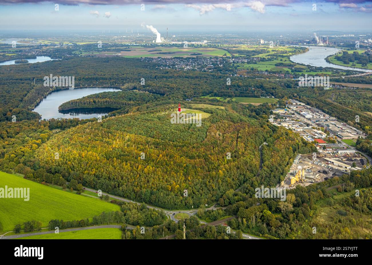 Luftansicht, Sackgasse Rheinpreußen Wahrzeichen mit Wahrzeichen das Geleucht Grubenlampe, Gewerbegebiet Gutenbergstraße, Waldsee im Herbstwald, o Stockfoto
