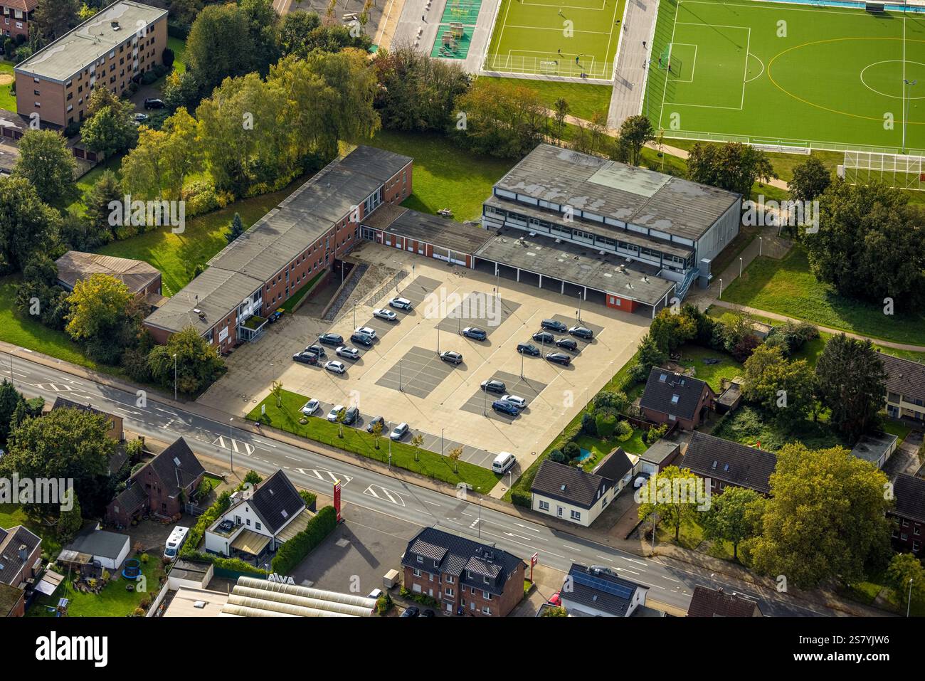 Luftaufnahme, Sporthalle TÜV Nord und Pflegeschule Moers - Kolping Education Germany, Parkplätze, Rheinkamp-Meerbeck, Moers, Ruhrgebiet, Nordrhein Stockfoto