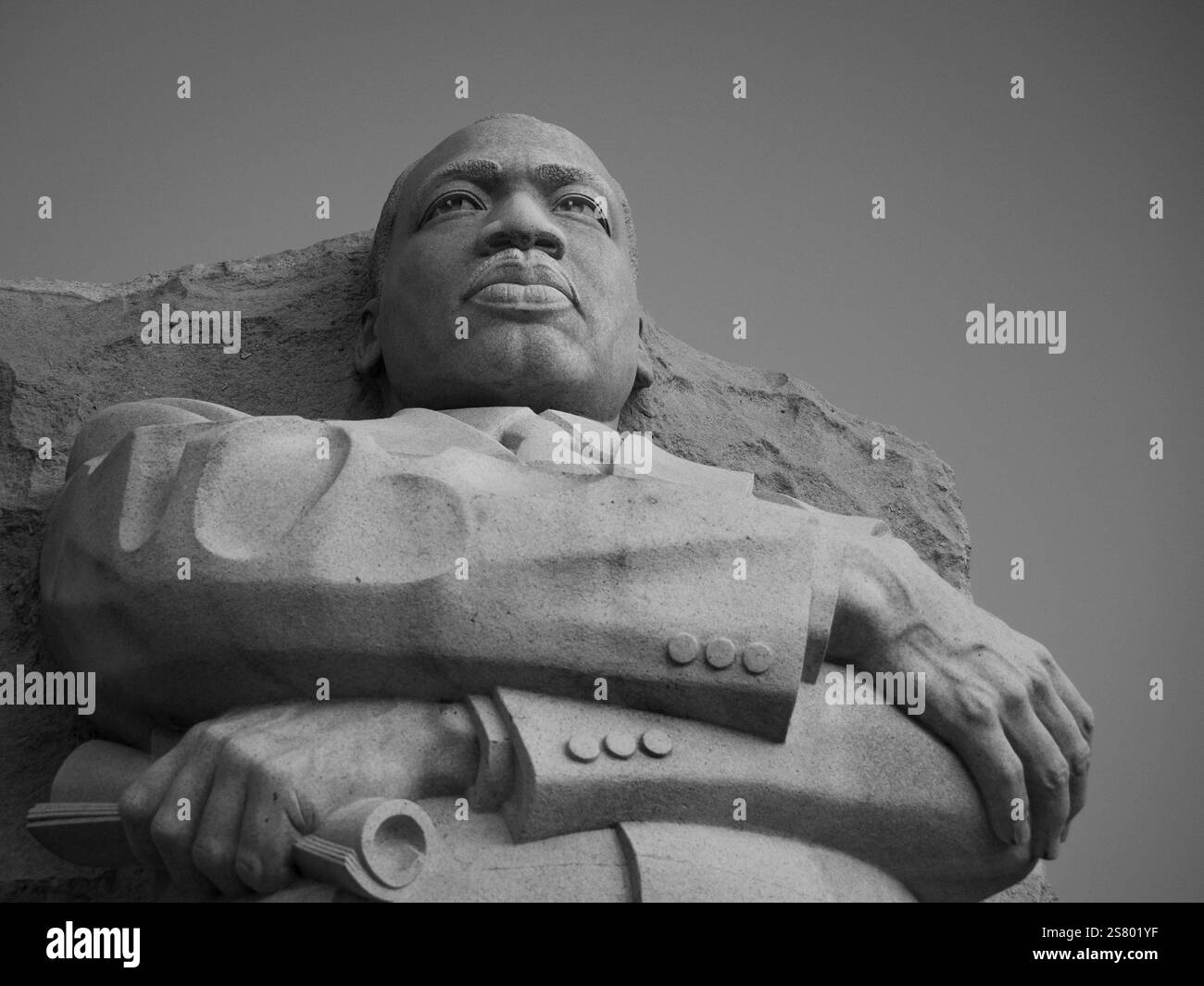 Washington, District of Columbia, USA. Januar 2025. Die Sonne geht auf der Granitstatue von Martin Luther King, Jr. am Bundesfeiertag zu Ehren des Bürgerrechtschefs auf. In diesem Jahr fällt der Feiertag, der am dritten Montag im Januar gefeiert wird, mit der verfassungsrechtlich vorgeschriebenen Amtseinführung des Präsidenten am 20. Januar um 12.00 Uhr zusammen. (Credit Image: © Sue Dorfman/ZUMA Press Wire) NUR REDAKTIONELLE VERWENDUNG! Nicht für kommerzielle ZWECKE! Stockfoto