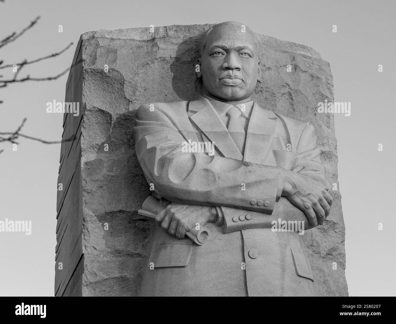 Washington, District of Columbia, USA. Januar 2025. Die Sonne geht auf der Granitstatue von Martin Luther King, Jr. am Bundesfeiertag zu Ehren des Bürgerrechtschefs auf. In diesem Jahr fällt der Feiertag, der am dritten Montag im Januar gefeiert wird, mit der verfassungsrechtlich vorgeschriebenen Amtseinführung des Präsidenten am 20. Januar um 12.00 Uhr zusammen. (Credit Image: © Sue Dorfman/ZUMA Press Wire) NUR REDAKTIONELLE VERWENDUNG! Nicht für kommerzielle ZWECKE! Stockfoto