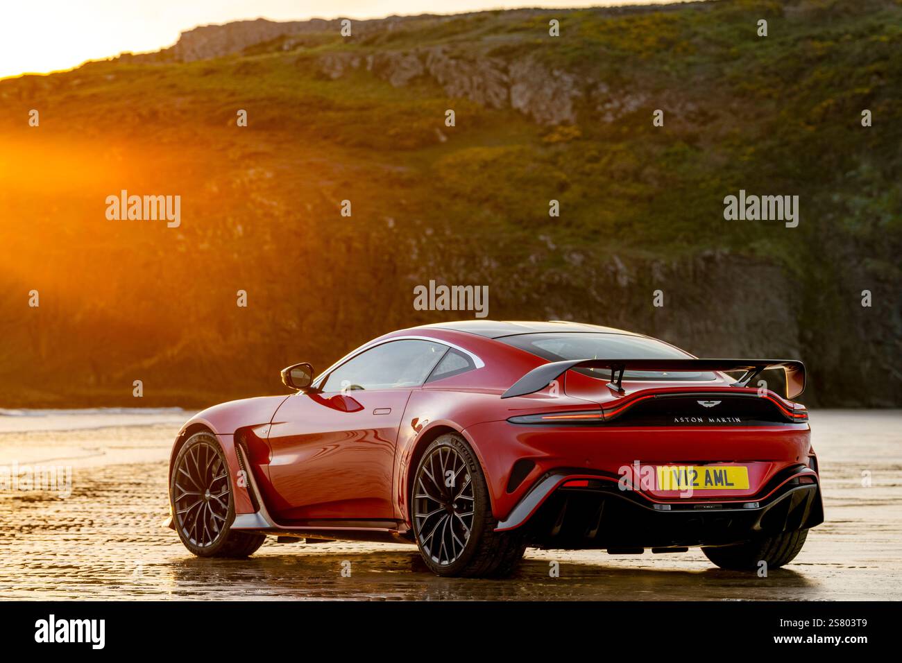Aston Martin V12 Vantage bei Sonnenuntergang Stockfoto