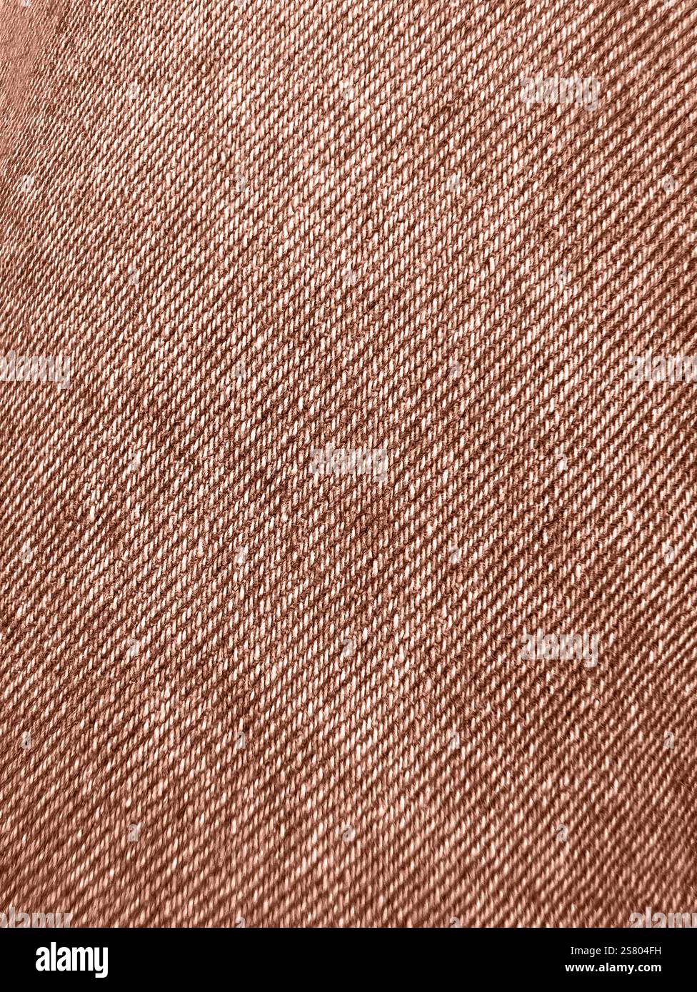 Reichhaltiges, mokafarbenes Denim-Jeans-Textil für jeden Hintergrund. Jeans aus verblasstem Stoff. Denim-Material. Textur Denim-Jeans aus Canvas. Mokka Mousse Color of the Yea Stockfoto