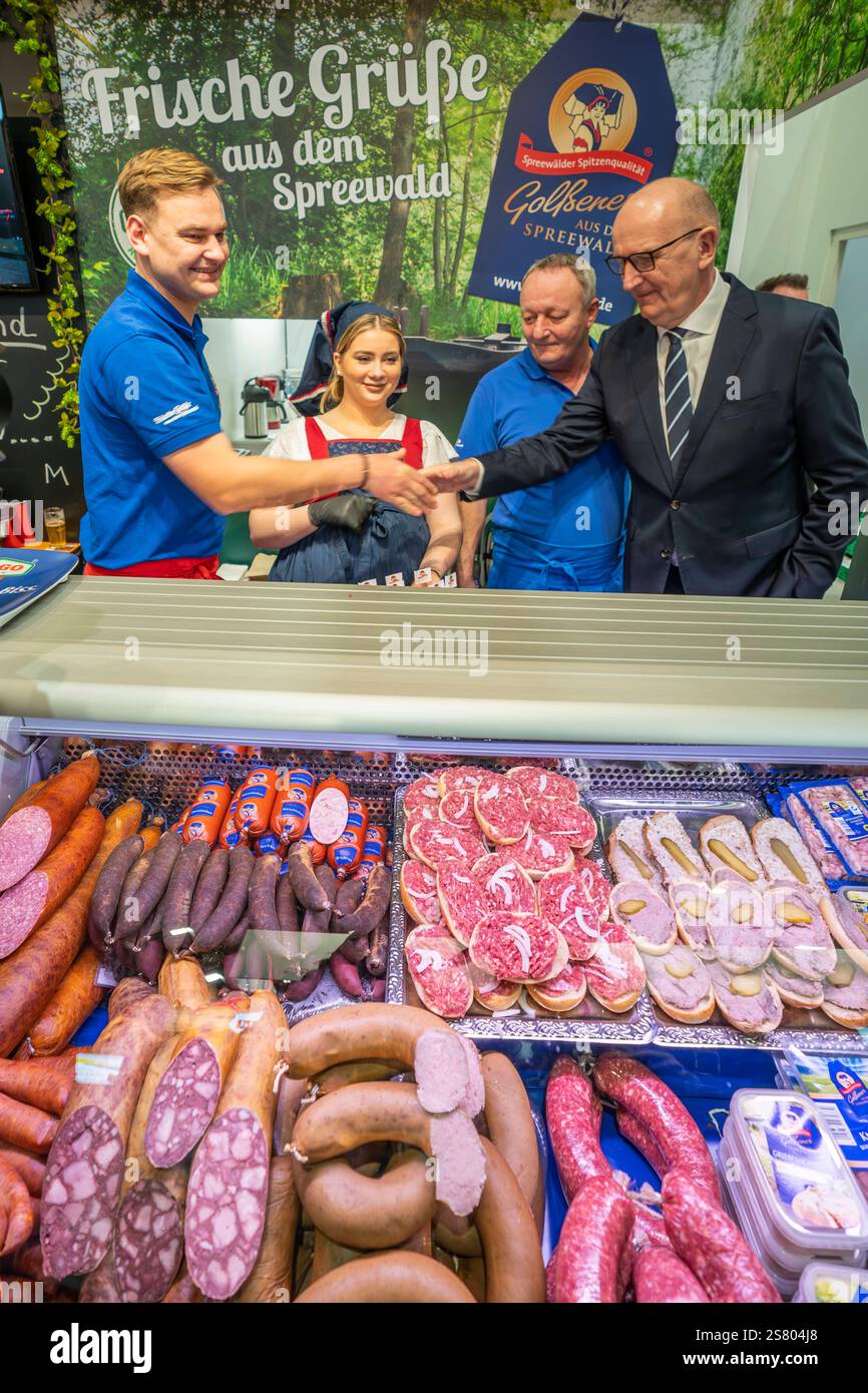 Der Brandenburger Ministerpräsident Dr. Dietmar Woidke am Stand der Golßener Fleischerei aus dem Spreewald auf der 89. Internationale Grüne Woche auf dem Gelände der Messe Berlin in Berlin-Charlottenburg. *** Dr. Dietmar Woidke, Ministerpräsident Brandenburgs, am Stand der Golßener Fleischerei aus dem Spreewald bei der 89. Internationalen Grünen Woche im Berliner Messegelände Charlottenburg Stockfoto