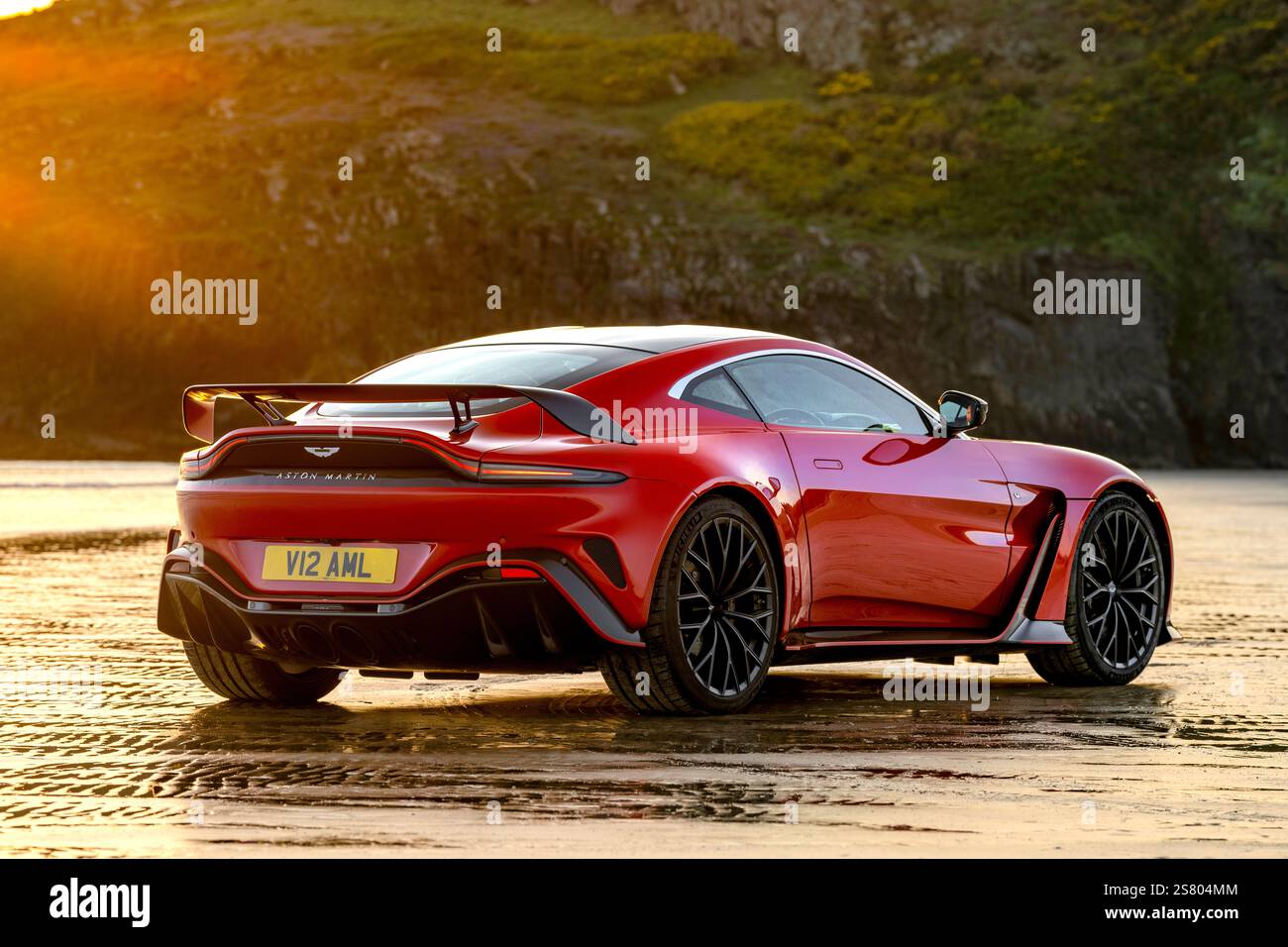 Aston Martin V12 Vantage bei Sonnenuntergang Stockfoto
