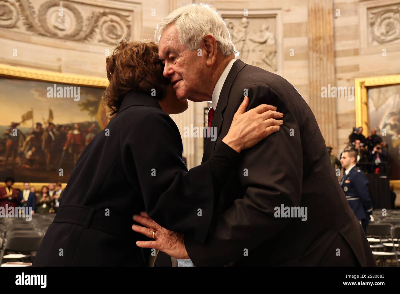 Washington, USA. Januar 2025. WASHINGTON, DC - 20. JANUAR: Der ehemalige US-Präsident Newt Gingrich (R) begrüßt den ehemaligen US-Verkehrsminister Elaine Chao bei der Einweihung des designierten US-Präsidenten Donald Trump in der Rotunde des US-Kapitols am 20. Januar 2025 in Washington, DC. Donald Trump nimmt sein zweites Amt als 47. Präsident der Vereinigten Staaten an. (Foto: Chip Somodevilla/Pool/SIPA USA) Credit: SIPA USA/Alamy Live News Stockfoto