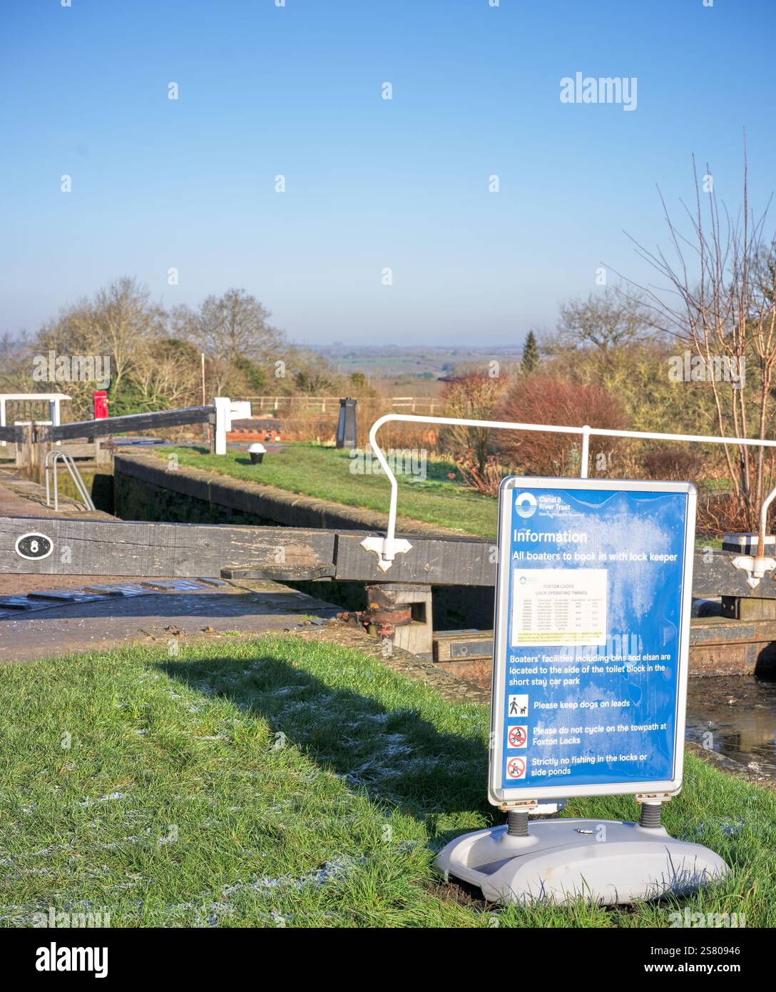 Informationen für Bootsfahrer an der obersten Schleuse von Foxton Schleusen, dem längsten Treppenflug von Schleusen in Großbritannien. Stockfoto