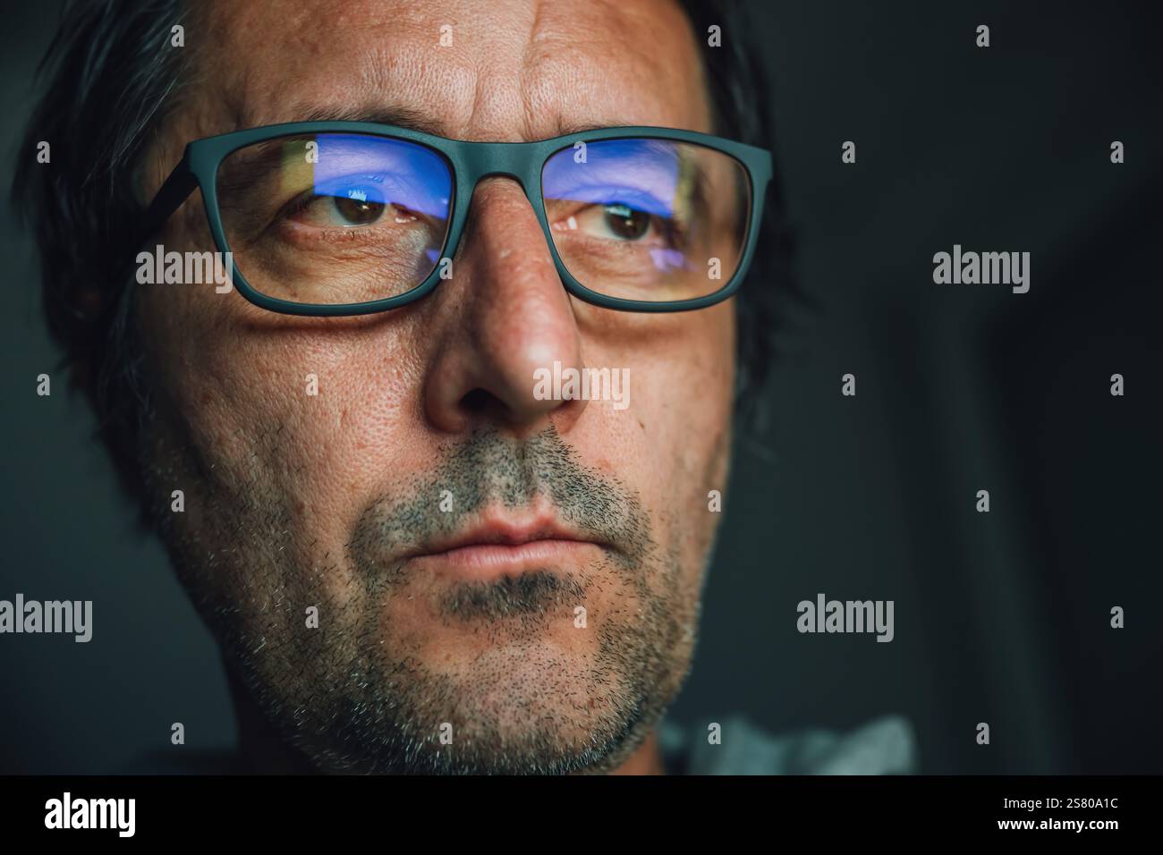 Besorgter Mann mit schlechter Sicht, Brille und Blick auf den Computerbildschirm spät in der Nacht, selektiver Fokus Stockfoto