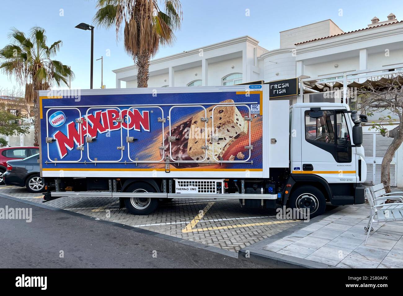 Nestlé Maxibon Eiswagen parkt in Costa Adeje. Teneriffa, Kanarische Inseln, Spanien. Januar 2025. - Smartphone-aufgenommenes Stockfoto