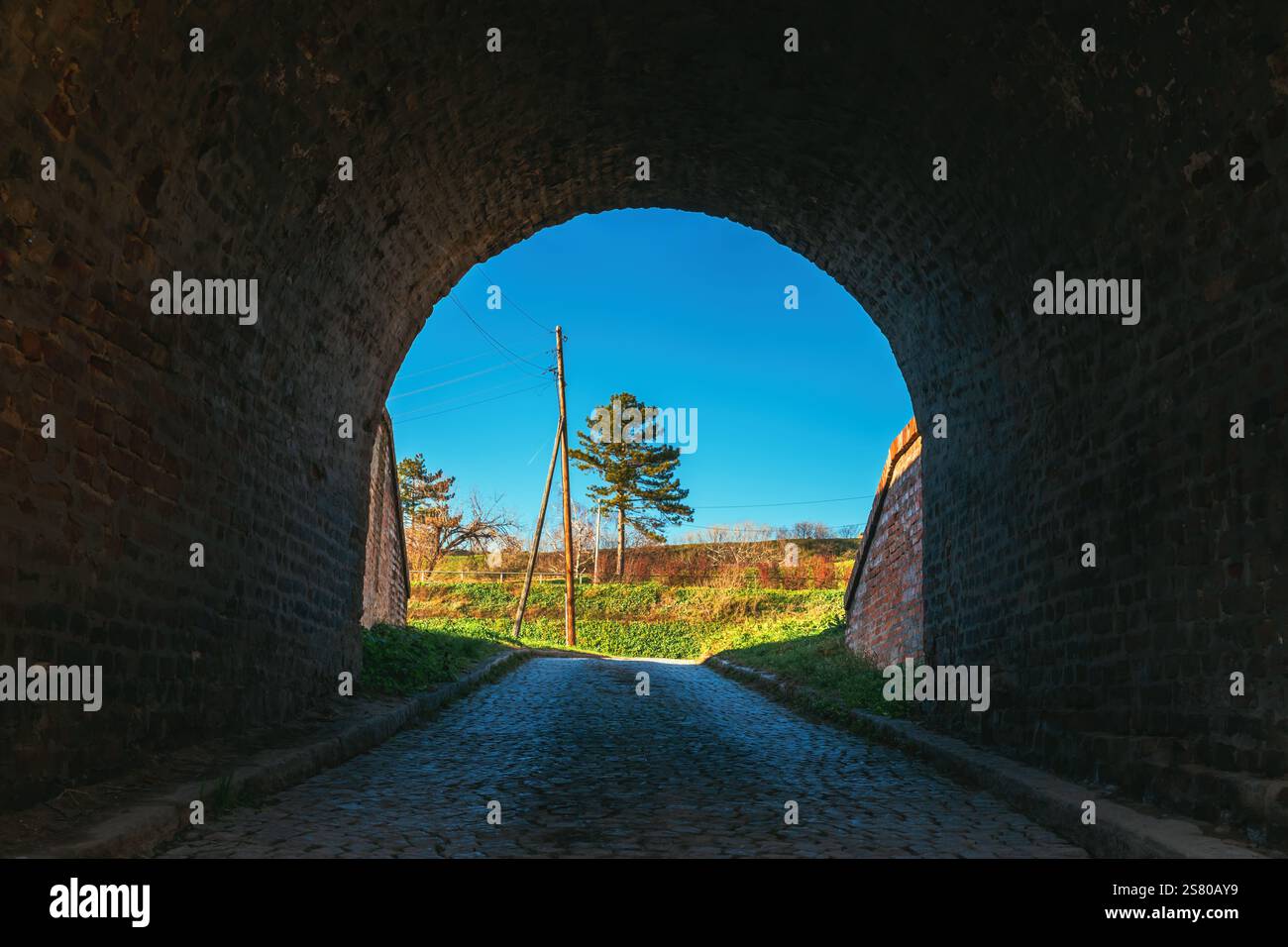 Bogengangstunnel aus Ziegeln auf der Festung Petrovaradin in Novi Sad, Serbien. Selektiver Fokus. Stockfoto