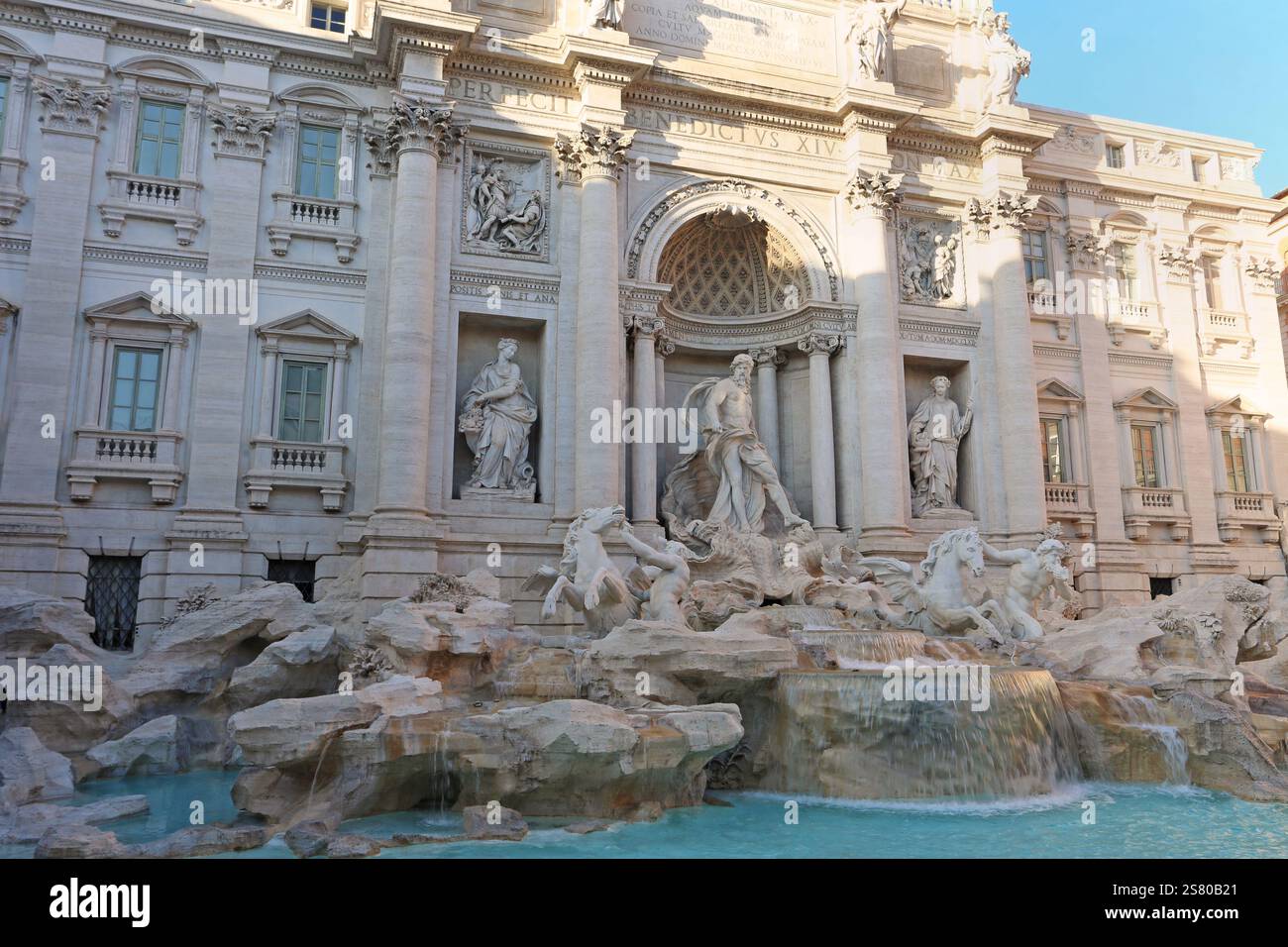 Blick auf den Trevi-Brunnen von Rom (Fontana di Trevi) in Rom, Italien. Trevi ist der berühmteste Brunnen Roms Stockfoto
