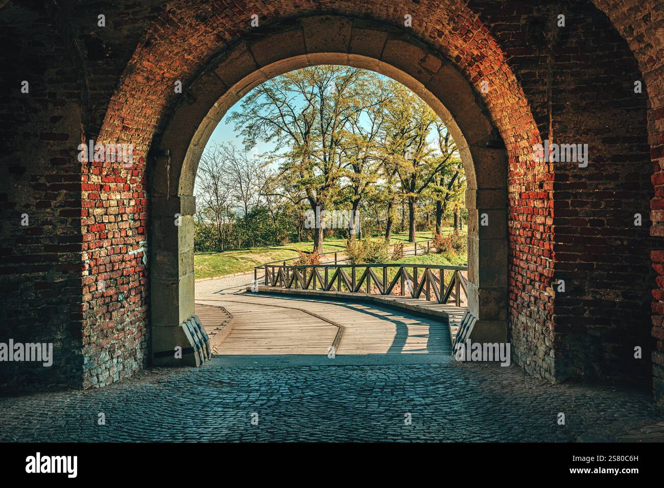Tunneldurchgang mit Brücke auf der Festung Petrovaradin in Novi Sad, Serbien. Selektiver Fokus. Stockfoto