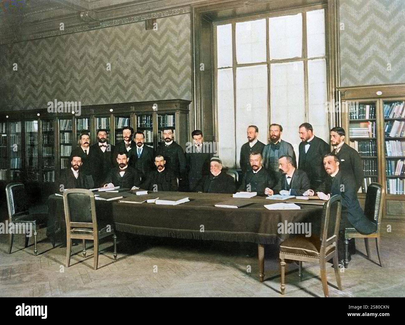 1894: Louis Pasteur mit seinem Team 1894 in der hinteren Reihe von links nach rechts: Eugène Viala, Paul Reboud, Marcel Mérieux, Auguste Chaillou, Amédée Borrel, Louis Marmier, Auguste Marie, Andrien Veillon, Ernest Fernbach, Auguste Fernbach. Erste Reihe von links nach rechts: Albert Calmette, Louis Martin, Emile Roux, Louis Pasteur, Edmond Nocard, Henri Pottevin, Félix Mesnil - colorié ultérieurement - spätere Färbung Stockfoto