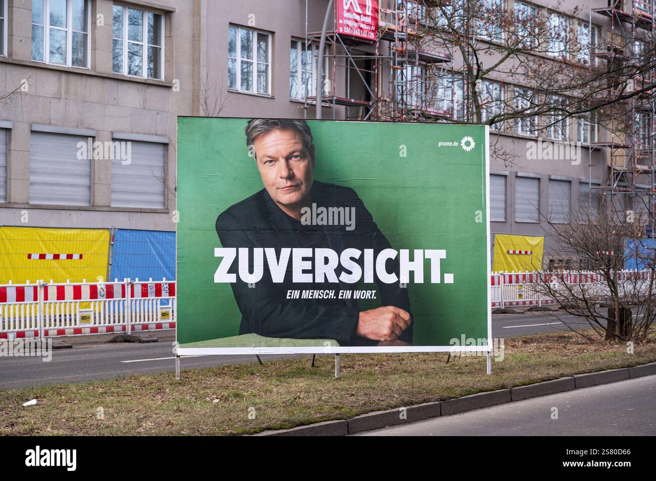18.01.2025, Berlin, Deutschland, Europa -Billboard mit Wahlplakat der Partei Allianz 90 die Grünen zeigt ein Porträt von Robert Habeck. Stockfoto