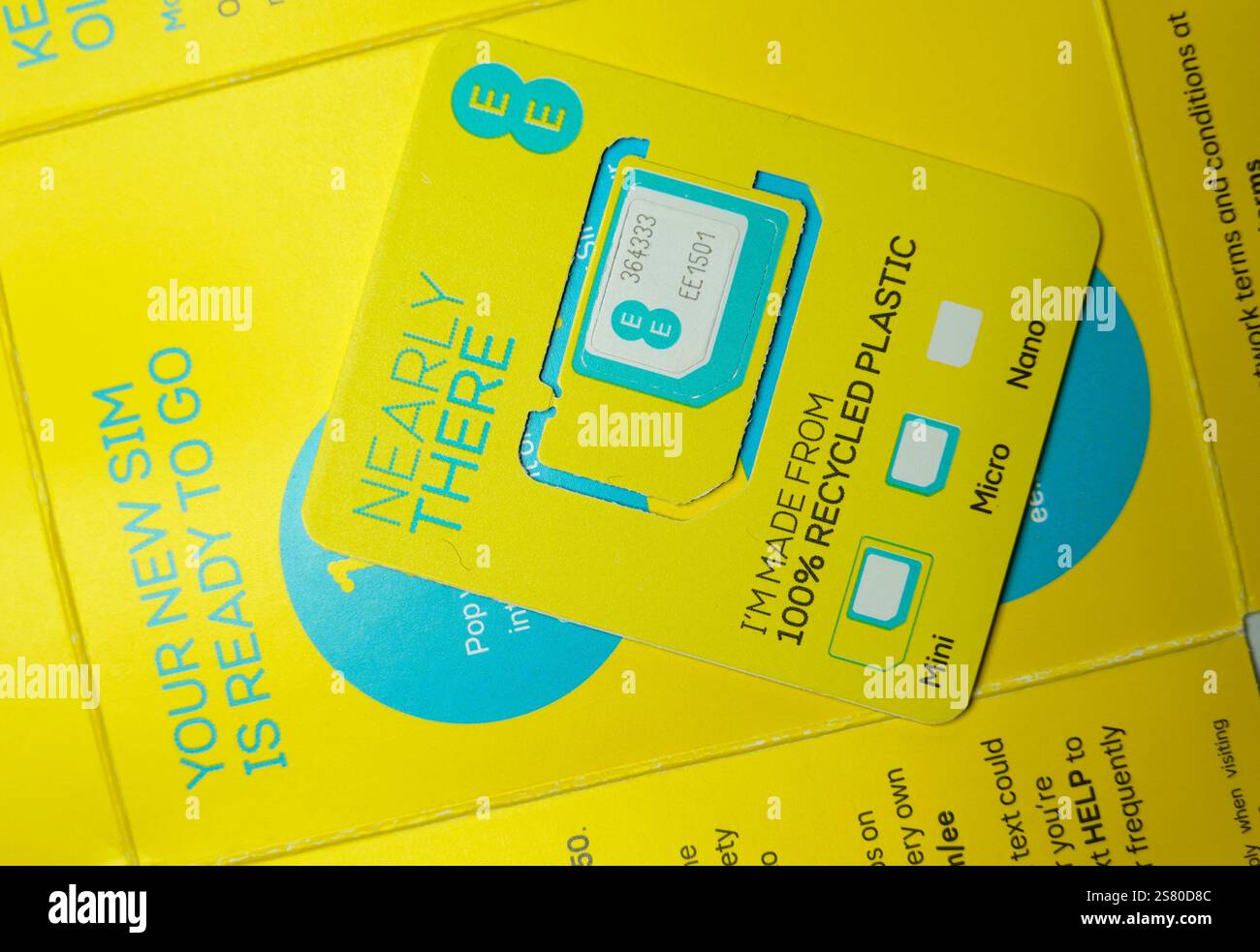 EE neue sim-Karte für Mobiltelefone in verschiedenen Größen, passend für Telefon, Mini, Micro, Nano. Stockfoto
