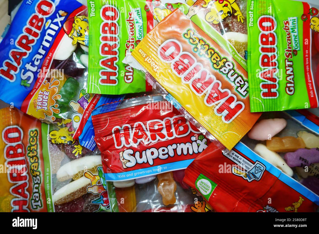 Mehrfachpackungen mit süßen Haribo-Paketen für Kinder. SuperMix, Riesen-Strohhalme, Tangfastics, Stockfoto