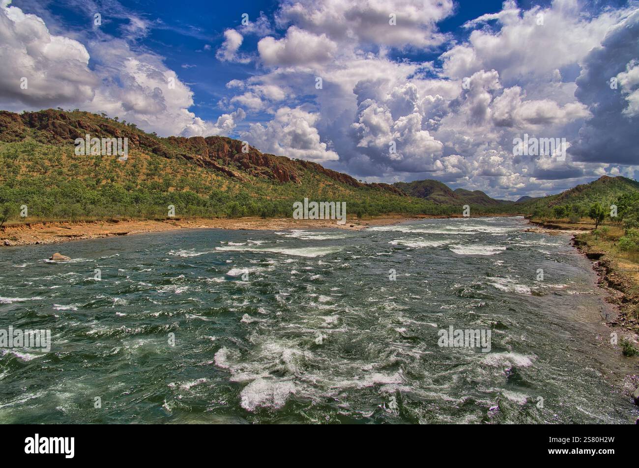 Der schnell fließende Ord River im abgelegenen Outback im Osten von Kimberley, Western Australia. Herrliche Wolkenlandschaft. Stockfoto
