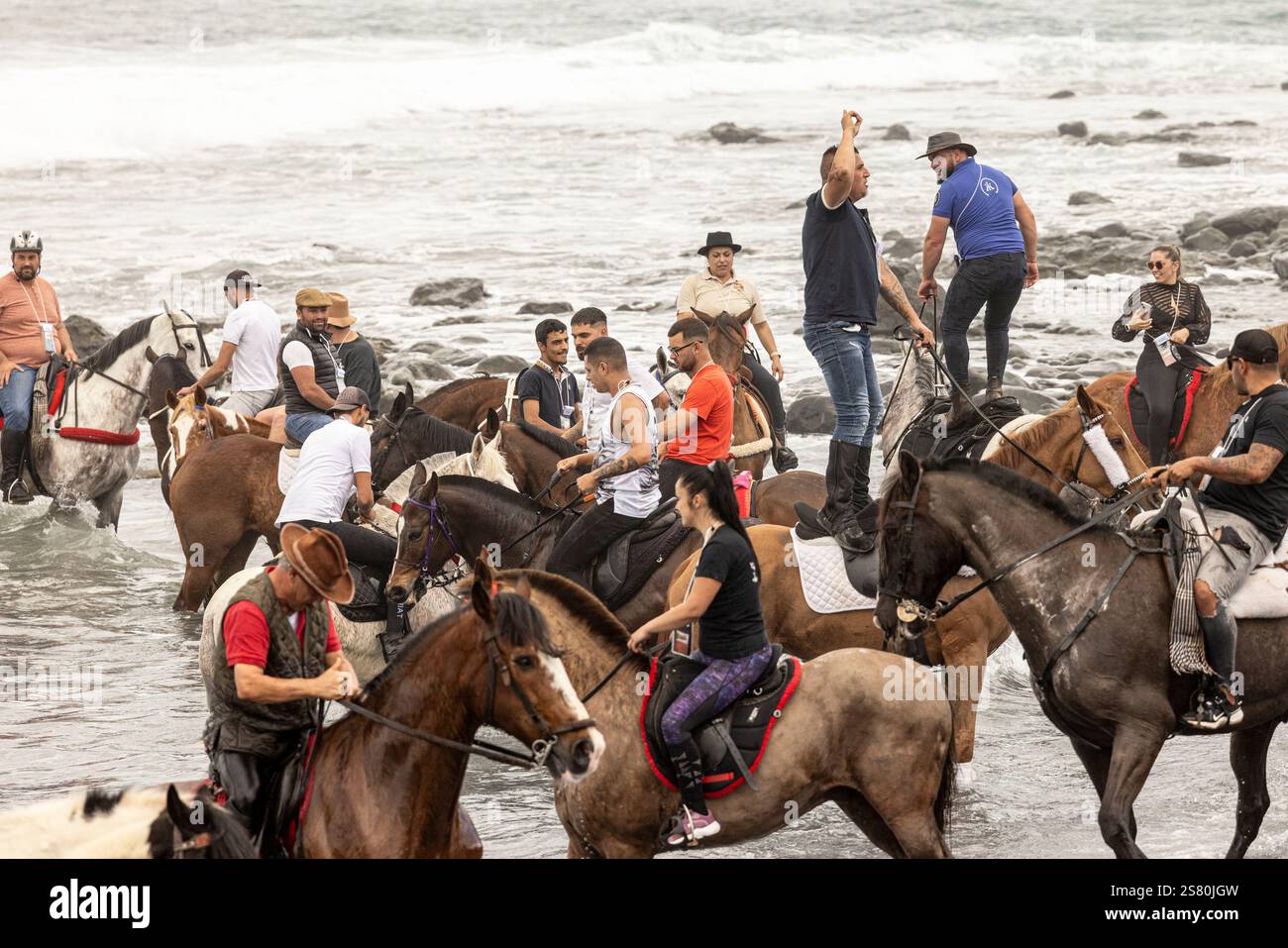 Playa de Enramada, La Caleta, Costa Adeje, Teneriffa, Kanarische Inseln, Spanien. Januar 2025. Jährliches Festival von San Sebastian, bei dem Tiere gesegnet werden und hauptsächlich Pferde zum Strand gebracht werden, wo sie ins Meer geritten werden. Credit © Phil Crean, Alamy Credit: Phil Crean A/Alamy Live News Stockfoto