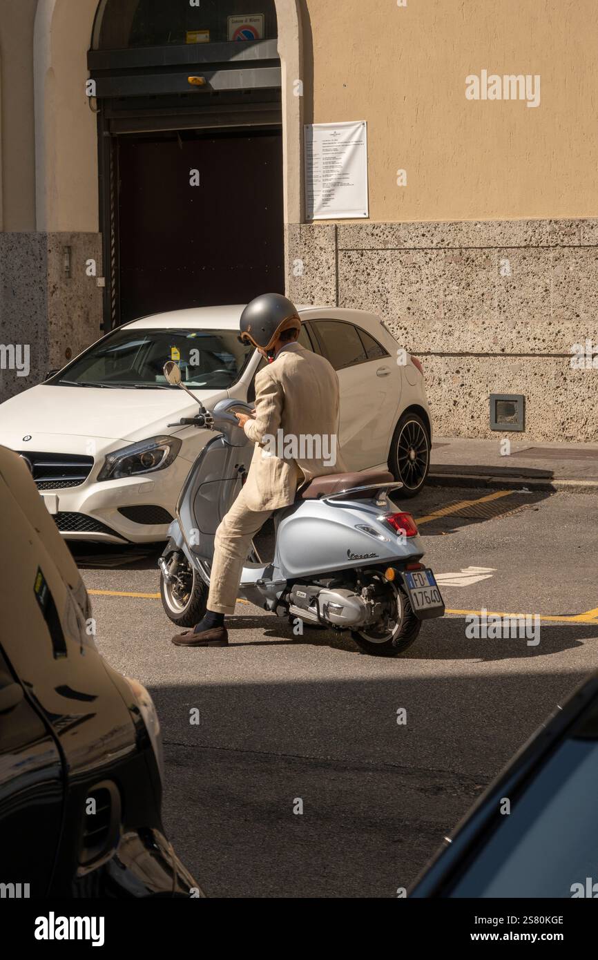 Mann in einem Anzug auf seinem Roller Stockfoto