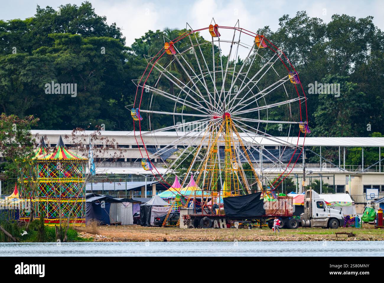 Ein Riesenrad am See in Flores. Guatemala, Zentralamerika. Stockfoto