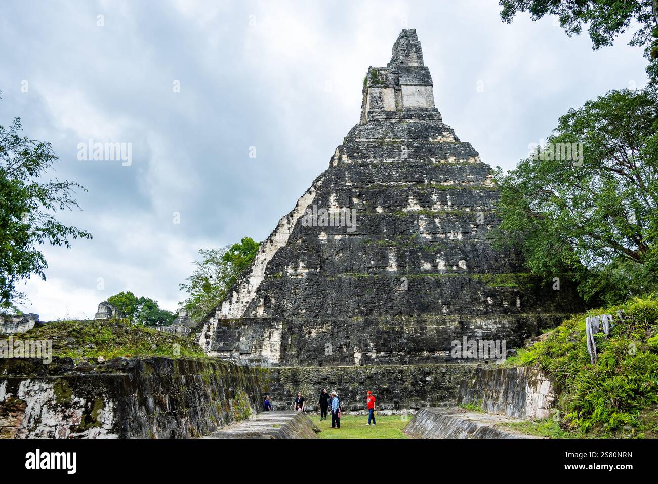 Besucher bewundern Templo del Gran Jaguar, Tikal Nationalpark, Guatemala, Mittelamerika. Stockfoto