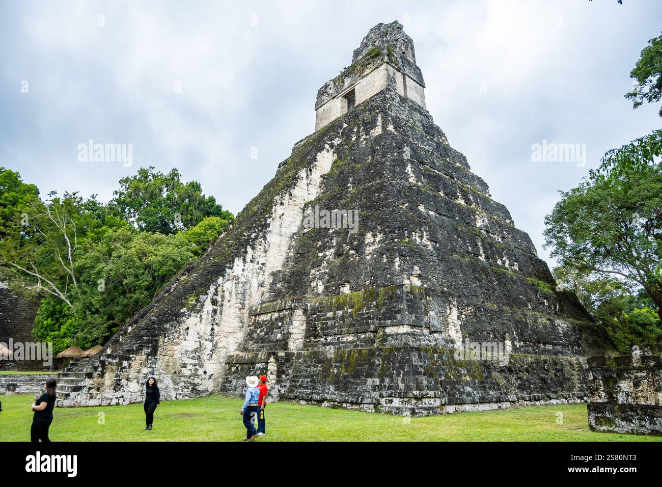 Besucher bewundern Templo del Gran Jaguar, Tikal Nationalpark, Guatemala, Mittelamerika. Stockfoto