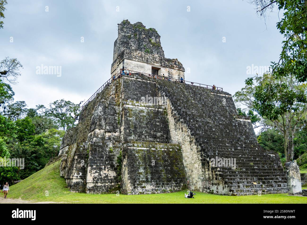 Besucher rund um Templo II, einen von vielen Maya-Tempeln im Tikal-Nationalpark, Guatemala, Mittelamerika. Stockfoto